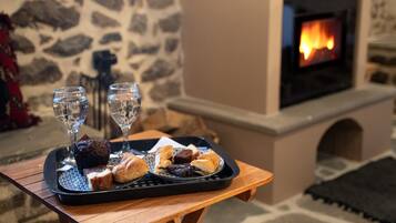 Deluxe House | Iron/ironing board, free WiFi, bed sheets