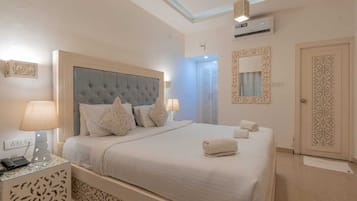 Superior-huone | Ylelliset vuodevaatteet, työpöytä, ilmainen Wi-Fi, vuodevaatteet