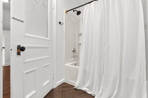 Een haardroger, handdoeken