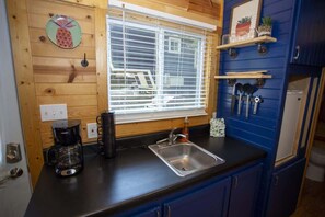Private kitchen - Tiny Cabin Summary:<br>I (Mill Spring)