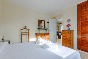 Iron/ironing board, free WiFi, bed sheets