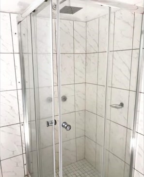 Regadera, toallas, papel de baño