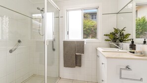 Shower - Como - Views Over Convent Beach - Holiday Yamba (Yamba)