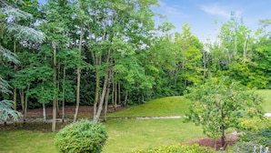 A lush garden with a variety of trees, a well-maintained lawn, and a small pond. - Nice apartment in Pontoise with WiFi (Pontoise)