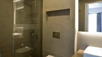 Shower, rainfall showerhead, free toiletries, hair dryer