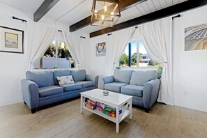 Fernseher, Tischtennisplatte, Bücher