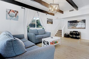 Fernseher, Tischtennisplatte, Bücher