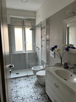 Shower, hair dryer, bidet, towels - Appartamento Milano Centro Corso Como (Milano)