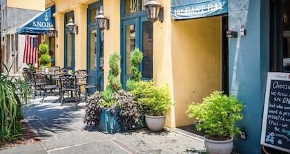 Little Pineapple | 1BR Suite in Historic District