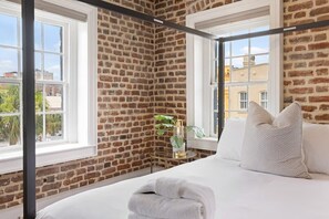 4 bedrooms, iron/ironing board, travel crib, WiFi - Pineapple Place | Spacious 4BR Historic District! (Charleston)