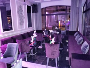 2 bares/lounges