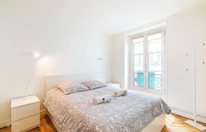 3 bedrooms, desk, iron/ironing board, free WiFi