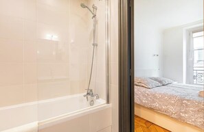 Suihku, hiustenkuivaaja, pyyhkeet, saippua