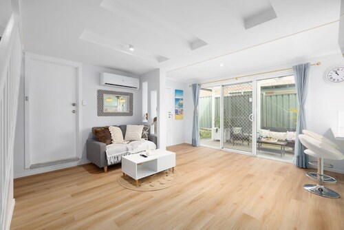 Serene Southport Getaway/Walk to Beach/Shops