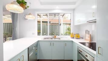 雪櫃、微波爐、焗爐、爐具