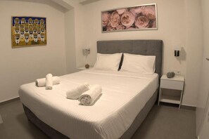 2 bedrooms, premium bedding, down comforters, individually decorated - Synathens II - Apartments & Studios (Athens)