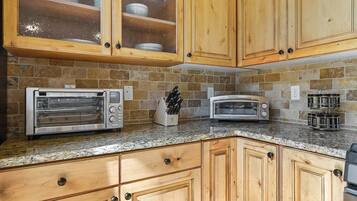 KylskÄp, mikrovÄgsugn, ugn och spishÀll