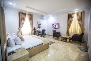 4 Schlafzimmer, Bügeleisen/Bügelbrett, WLAN, Bettwäsche