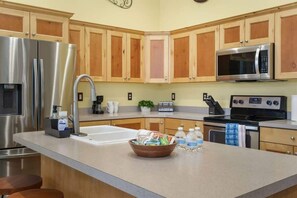 Fridge, microwave, oven, stovetop - Spacious 5BR Retreat with Game Room, PS5 & Garage (Layton)