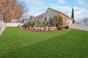 Property grounds - Spacious 5BR Retreat with Game Room, PS5 & Garage (Layton)