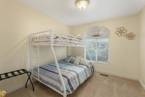 5 bedrooms, iron/ironing board, WiFi, bed sheets - Spacious 5BR Retreat with Game Room, PS5 & Garage (Layton)