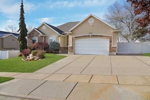 Exterior - Spacious 5BR Retreat with Game Room, PS5 & Garage (Layton)