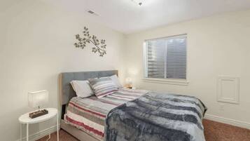 5 habitaciones, tabla de planchar con plancha, wifi y ropa de cama