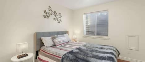 5 bedrooms, iron/ironing board, WiFi, bed sheets