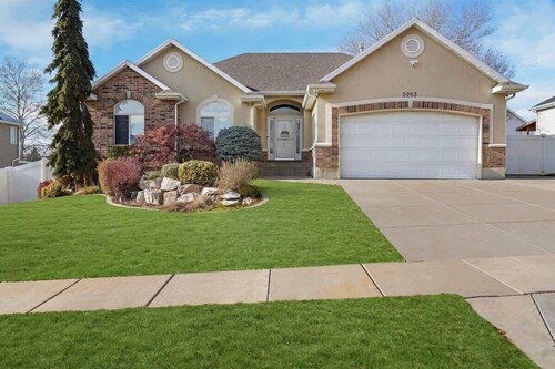 Spacious 5BR Retreat with Game Room, PS5 & Garage