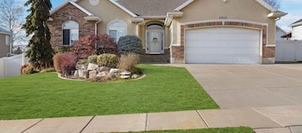 Spacious 5BR Retreat with Game Room, PS5 & Garage