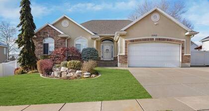 Spacious 5BR Retreat with Game Room, PS5 & Garage