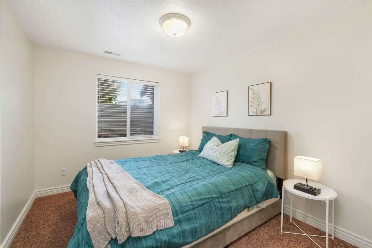 5 habitaciones, tabla de planchar con plancha, wifi y ropa de cama 