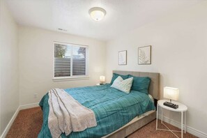 5 bedrooms, iron/ironing board, WiFi, bed sheets - Spacious 5BR Retreat with Game Room, PS5 & Garage (Layton)