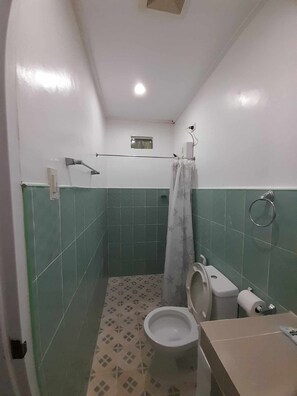 Standard Quadruple Room | Bathroom | Shower, rainfall showerhead, bidet, towels - EL TARAW BED AND BREAKFAST (Puerto Princesa)