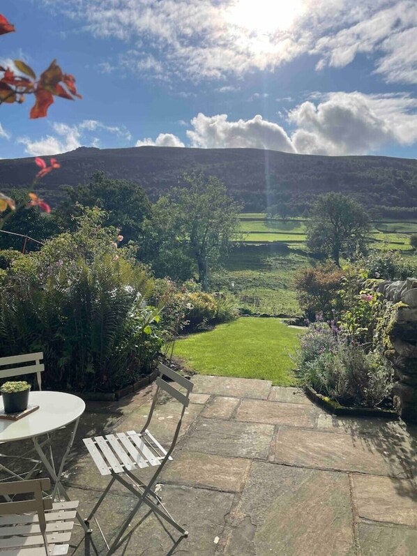 Outdoor dining - Stunning 3 bed Yorkshire Dales cottage (Skyreholme)