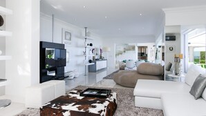 Unclassified image, 2 of 48, button - La Maison Hermes, Camps Bay, Cape Town (Cape Town)