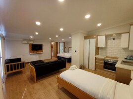 Family Room | Minibar, soundproofing, free WiFi, bed sheets