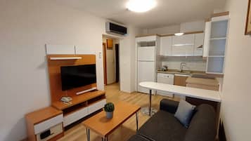 Junior Room, 1 Double Bed | Minibar, soundproofing, free WiFi, bed sheets