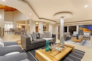 别墅, 多间卧室, 阳台 | 起居区