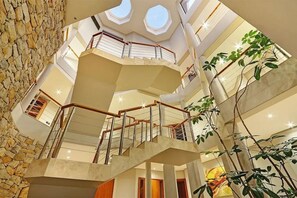 Villa, camere multiple, balcone | Interni