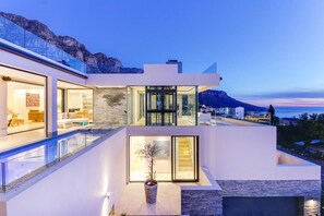 Balcony - Prima Views Luxury 5-bedroom Villa in Camps Bay (Cape Town)