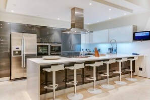 Villa, 5 Bedrooms, Accessible, Fireplace | Dining - Prima Views Luxury 5-bedroom Villa in Camps Bay (Cape Town)