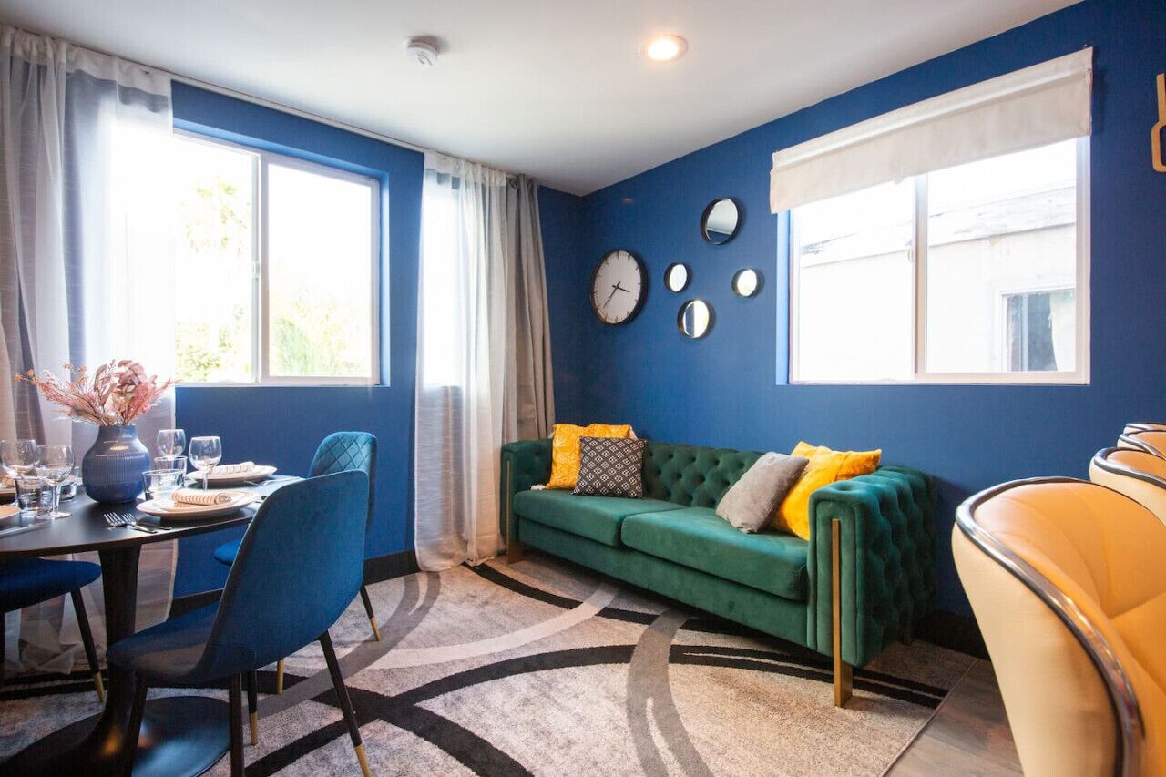 Luxury Oasis with HOT TUBE | Free Parking | GRILL | FIRE PLACE |BLUE