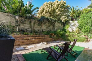 Outdoor dining - Stunning Ultra-modern Luxury Home in Cape Town (Cape Town)