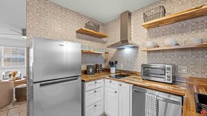 Geladeira, cooktop, lava-louças, cafeteira/chaleira