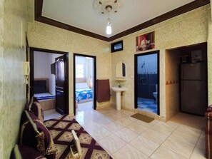 2 habitaciones, tabla de planchar con plancha, wifi y ropa de cama 
