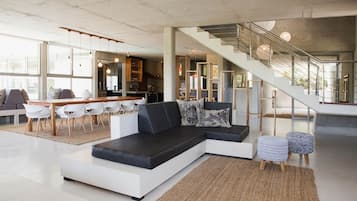 Villa, 6 Bedrooms, Fireplace, Mountain View | Living area