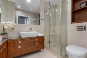 Shower, shampoo