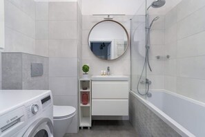 Douche, séchoir à cheveux, shampooing