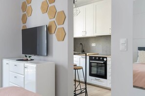 Iron/ironing board, WiFi, bed sheets